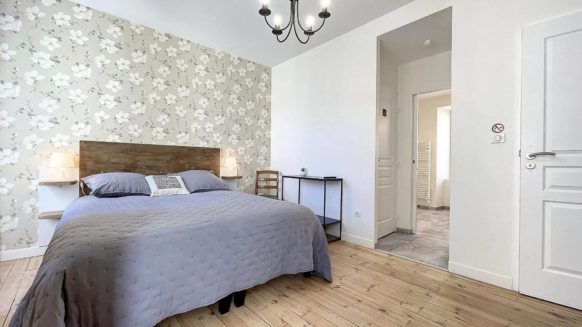 Bed & Breakfast Charmante Chambre Beige Lumineuse Avec Salle D'Eau Privative A Saugues - Fr-1-582-497