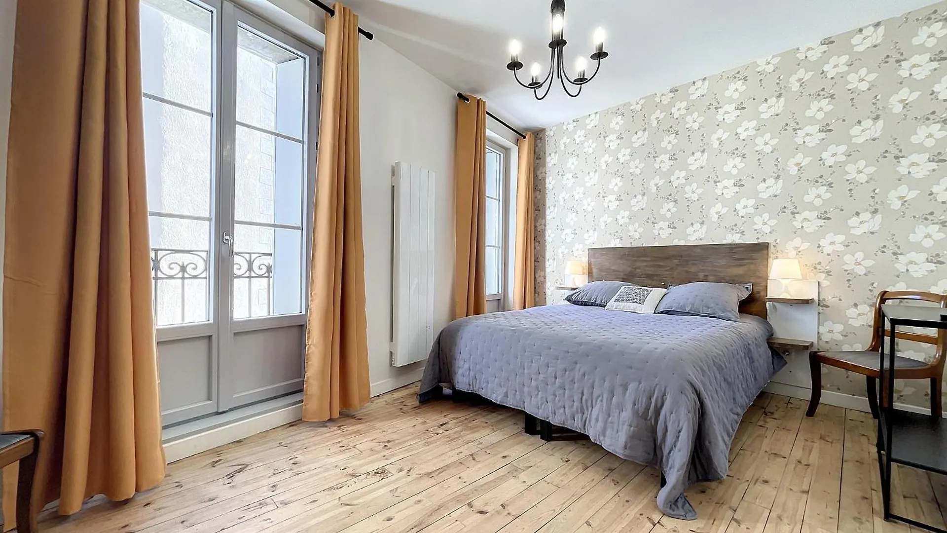Charmante Chambre Beige Lumineuse Avec Salle D'Eau Privative A Saugues - Fr-1-582-497