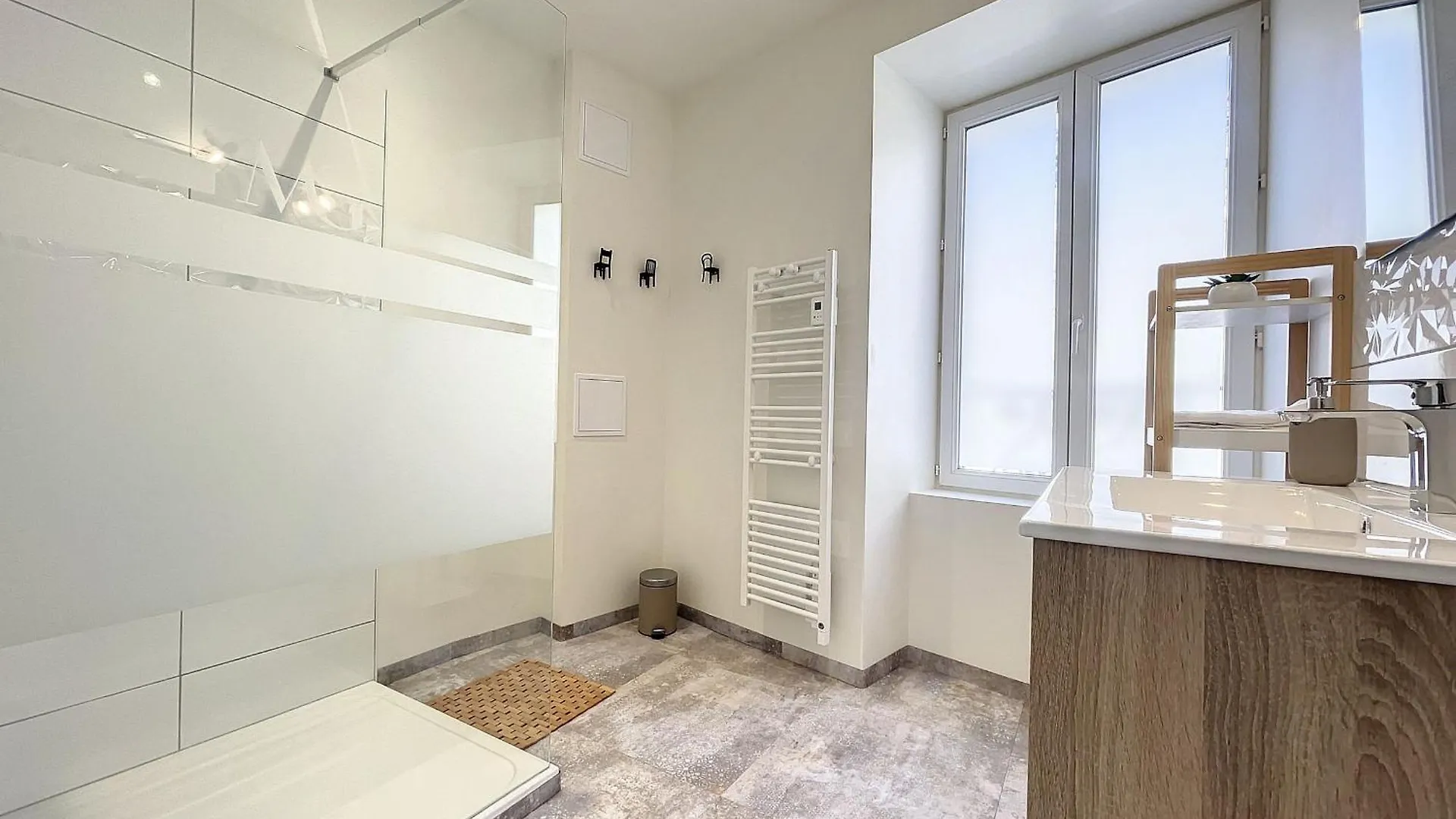 Charmante Chambre Beige Lumineuse Avec Salle D'Eau Privative A Saugues - Fr-1-582-497