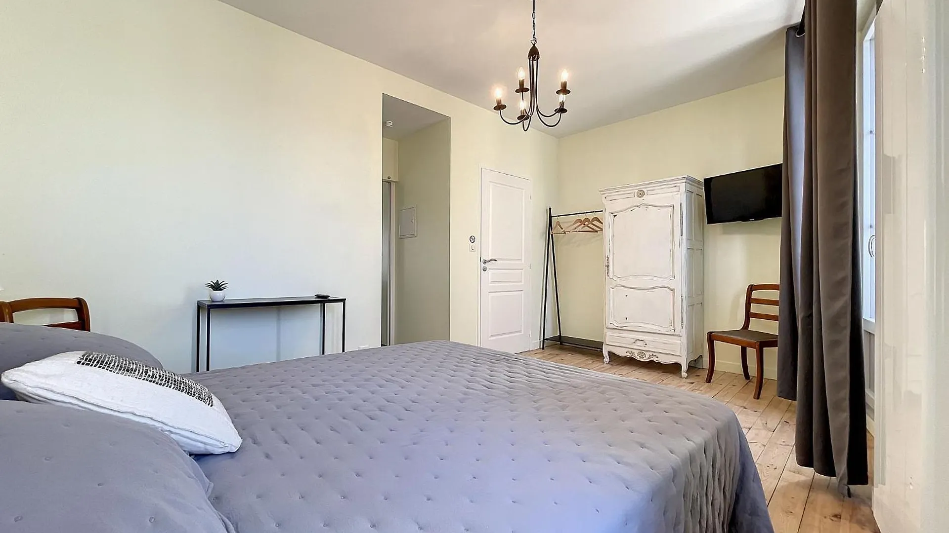 Charmante Chambre Beige Lumineuse Avec Salle D'Eau Privative A Saugues - Fr-1-582-497